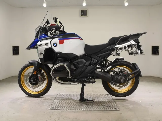 BMW R1300Gs Adv Asa 2026, white | red | blue, фото 2