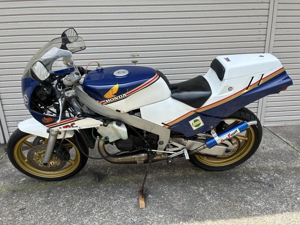 Honda NSR250R 1988 в ливрее Rothmans: двухтактная реплика GP-болида — 1,11 млн ₽ с аукциона Японии