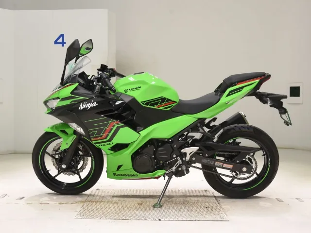 Kawasaki Z400 2023, black | green, фото 2
