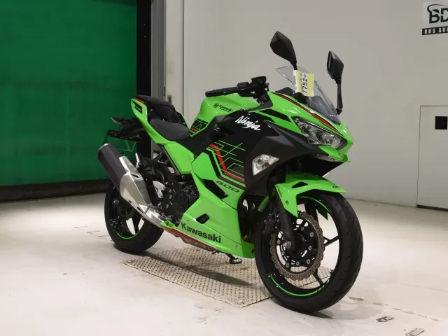 Kawasaki Z400 2023, black | green, фото 3