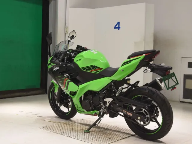 Kawasaki Z400 2023, black | green, фото 6