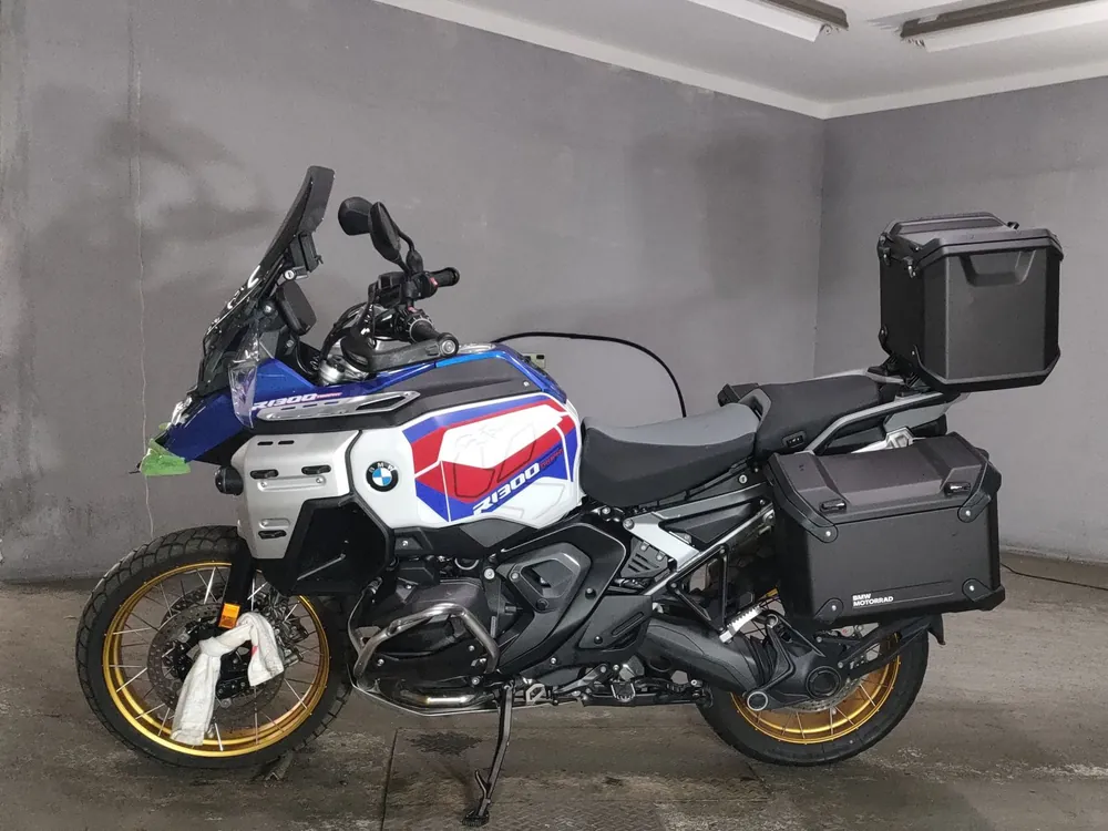 BMW R1300GS ADVENTURE ASA 2025, white / blue, фото 2