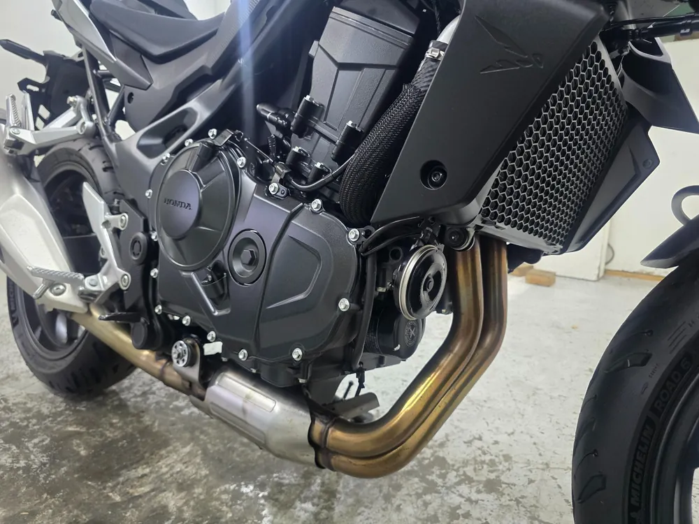 Honda CB750 Hornet 2025, серебристый, фото 14