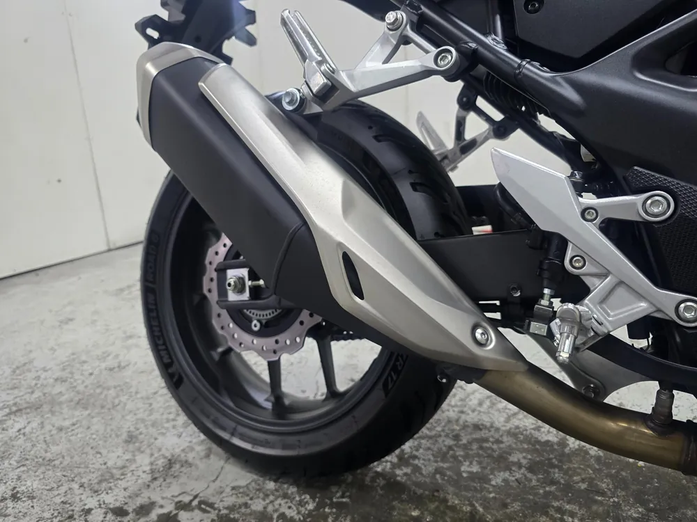 Honda CB750 Hornet 2025, серебристый, фото 15