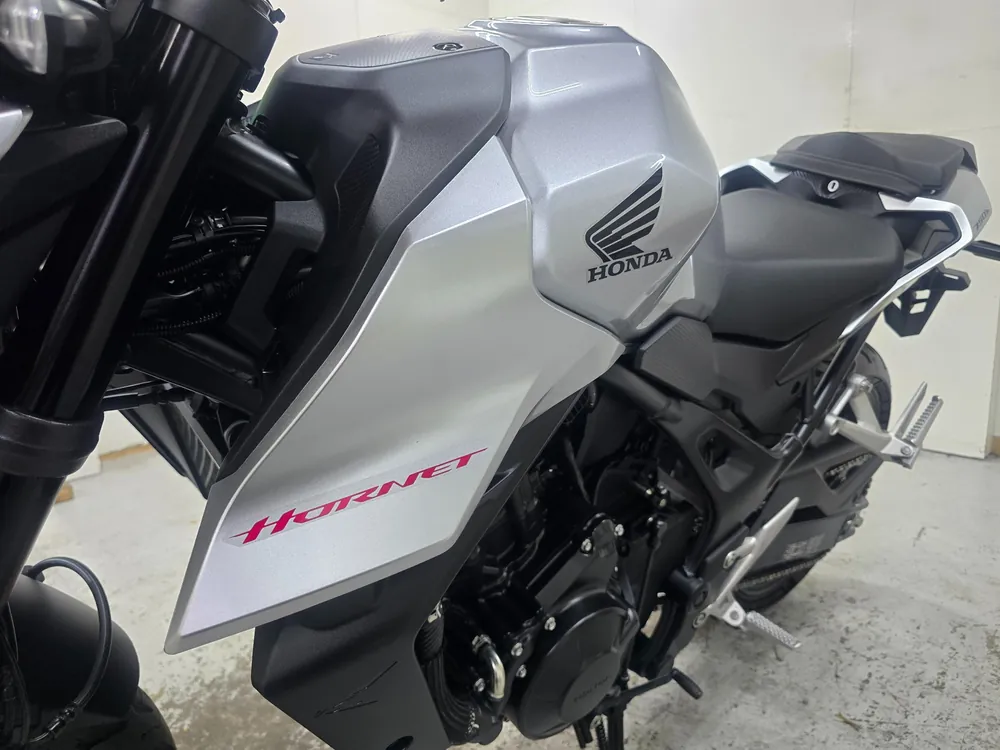 Honda CB750 Hornet 2025, серебристый, фото 16