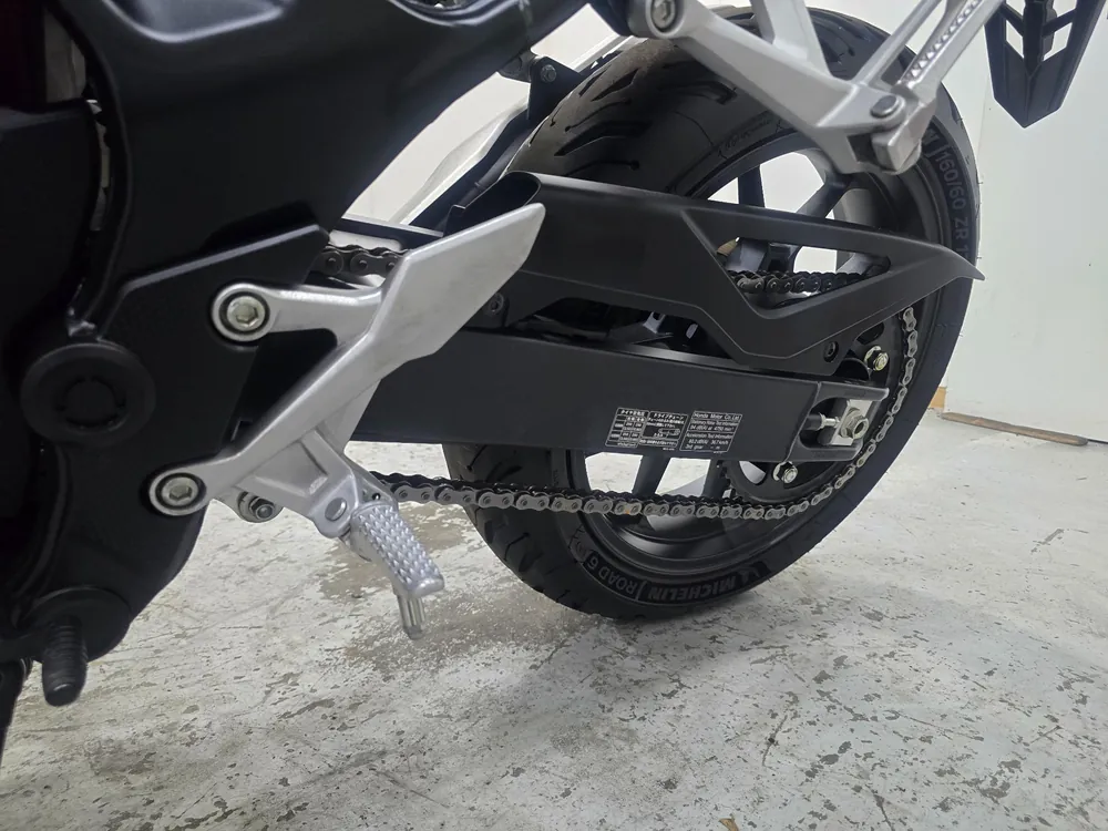 Honda CB750 Hornet 2025, серебристый, фото 18