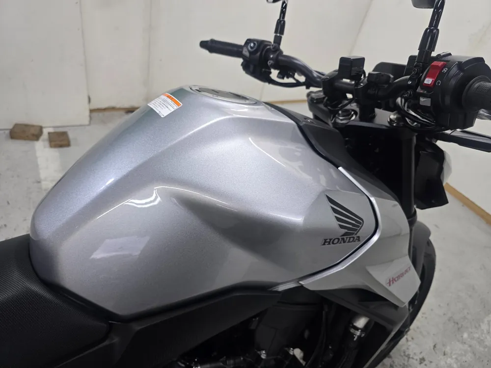 Honda CB750 Hornet 2025, серебристый, фото 19