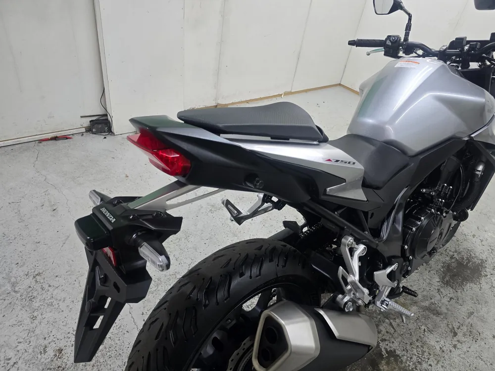 Honda CB750 Hornet 2025, серебристый, фото 20