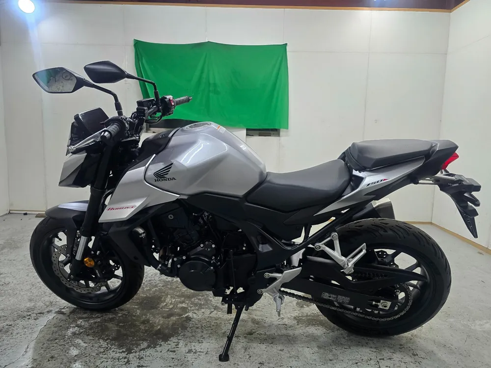 Honda CB750 Hornet 2025, серебристый, фото 5