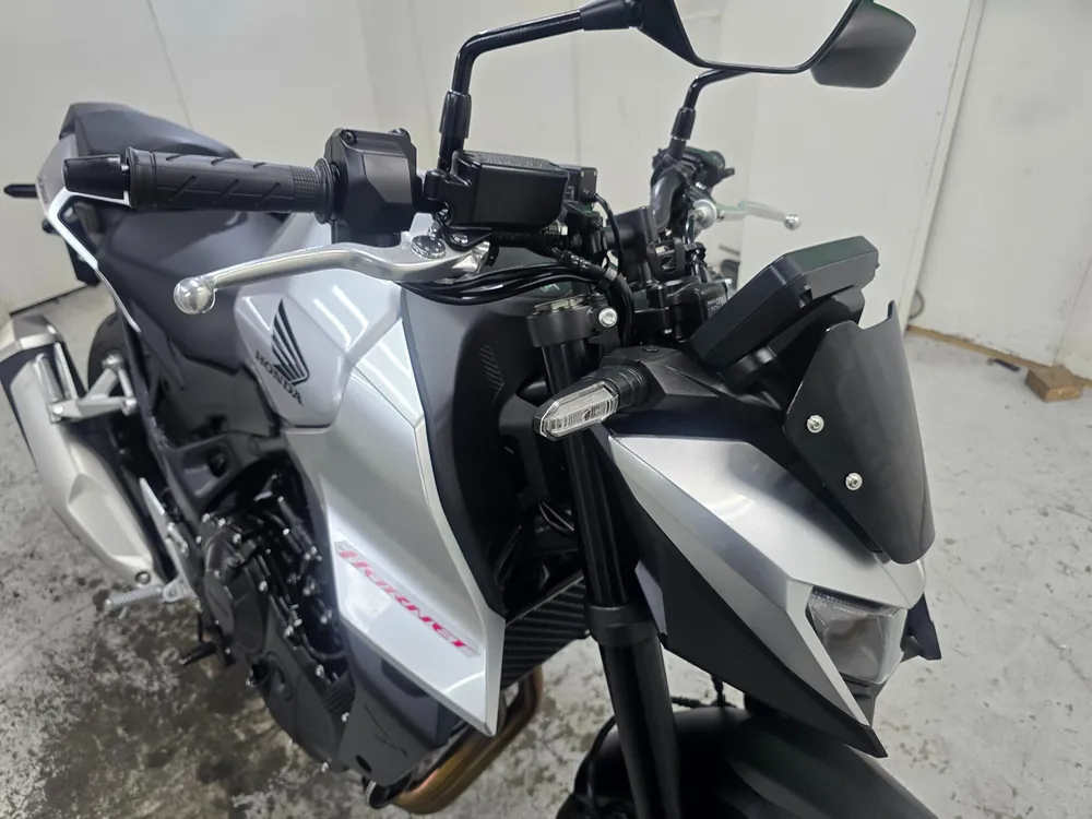 Honda CB750 Hornet 2025, серебристый, фото 7