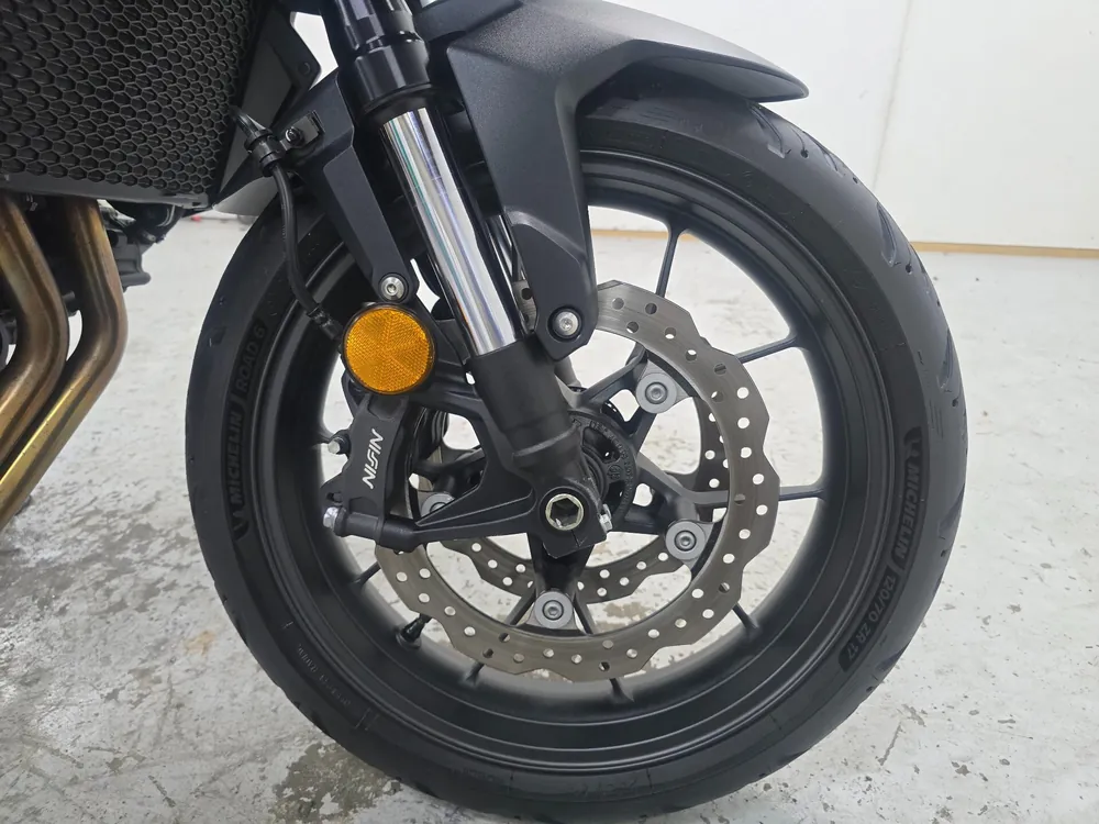 Honda CB750 Hornet 2025, серебристый, фото 9