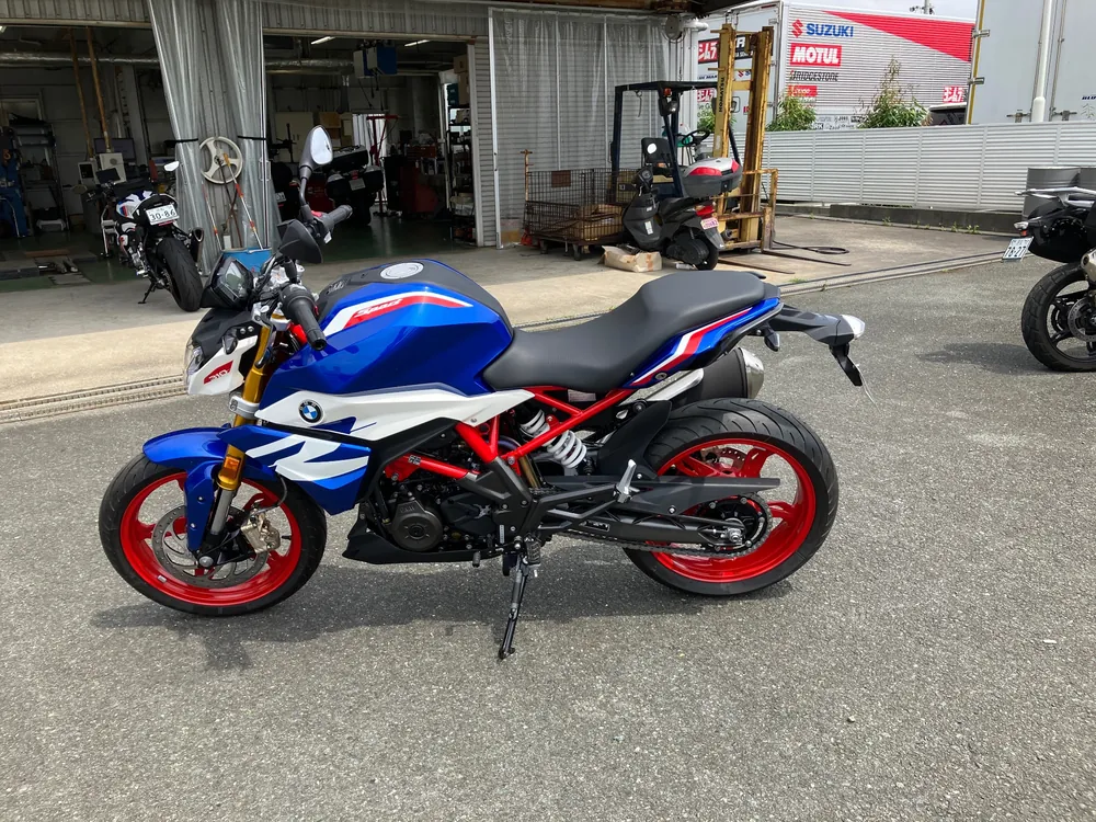 BMW G310R 2026, white / red / blue, фото 2