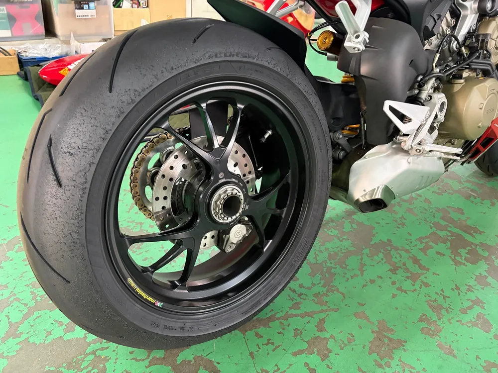 Ducati Street Fighter V4S 2021, красный, фото 9