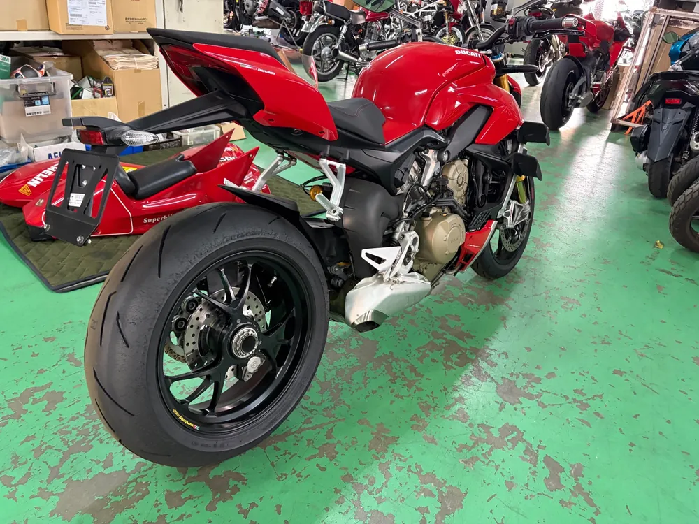 Ducati Street Fighter V4S 2021, красный, фото 10