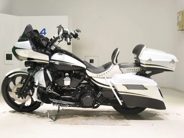 Harley-Davidson FLTRXSE1800CVO 2012, белый, фото 2