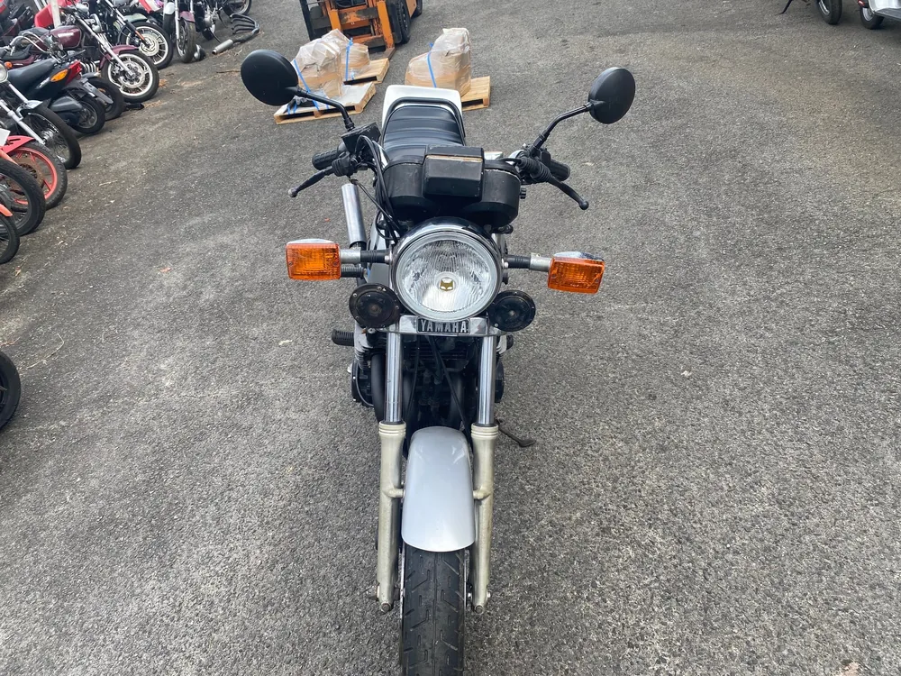 Yamaha XJ550 2026, серебристый, фото 3