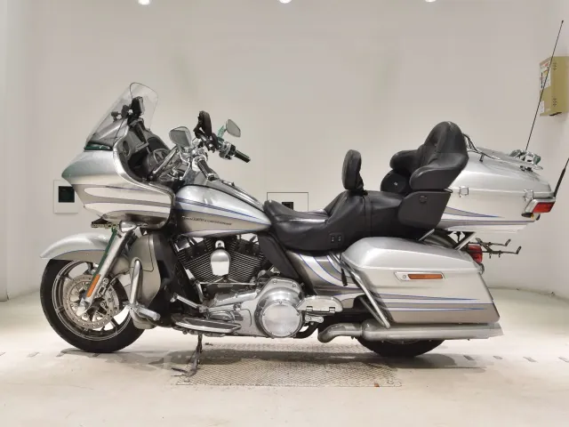 Harley-Davidson FLTRUSE1800CVO 2016, серебристый, фото 2