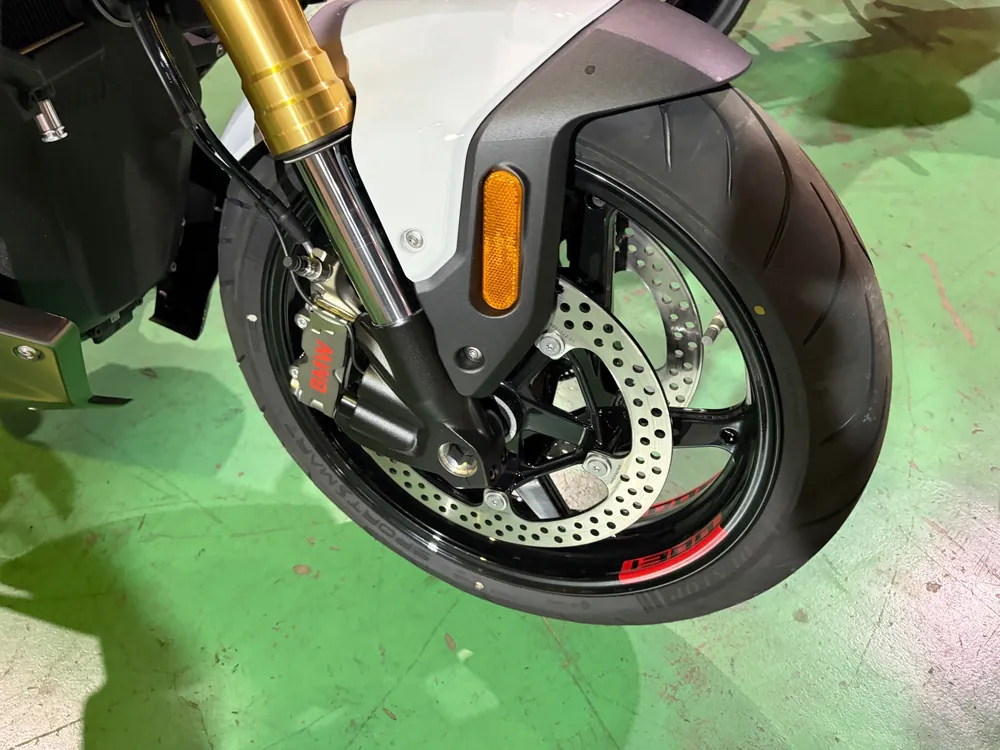 BMW R1300Rs Asa 2026, tricolor color, фото 5