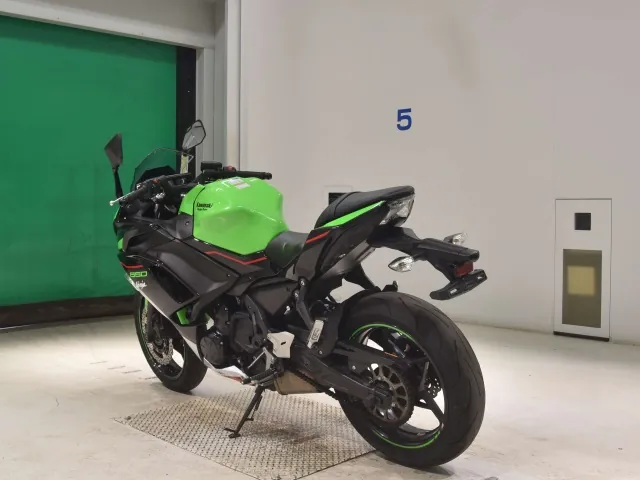 Kawasaki Ninja650A 2023, чёрный, зелёный, фото 6