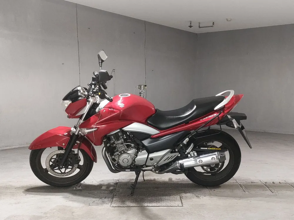 Suzuki GSR250S, красный, фото 2