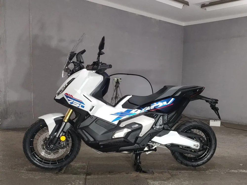 Honda X-ADV750 2026, white / blue, фото 2