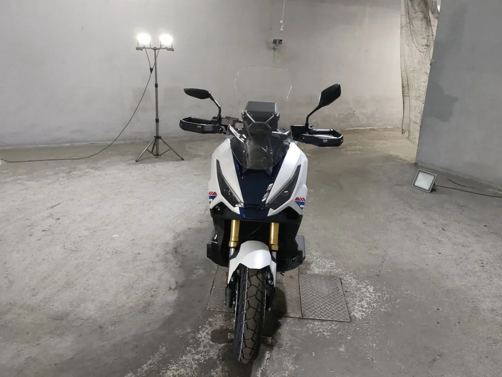 Honda X-ADV750 2026, white / blue, фото 3