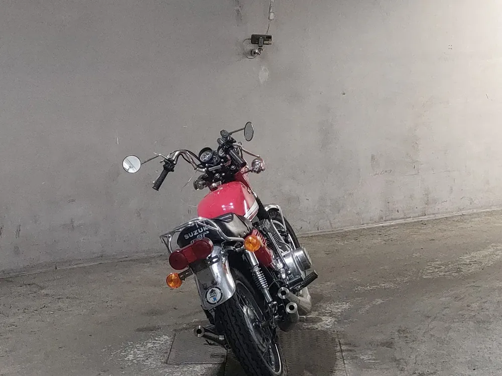Suzuki GT550 2024, красный, фото 4