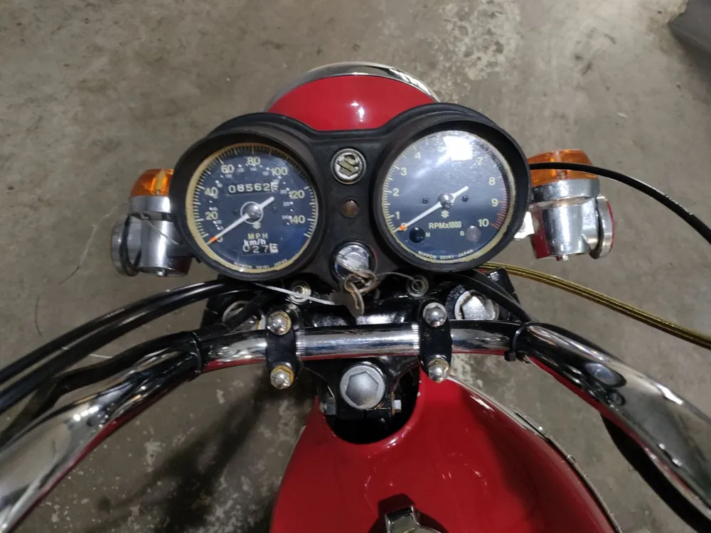 Suzuki GT550 2024, красный, фото 5