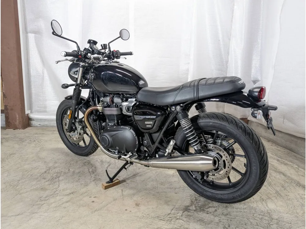Triumph Street Twin 2024, чёрный, фото 9