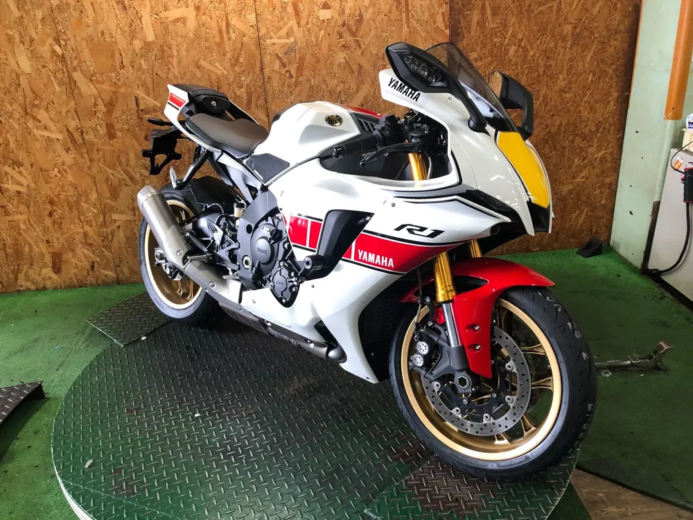 Yamaha YZF-R1M 2023, white / red / yellow, фото 2