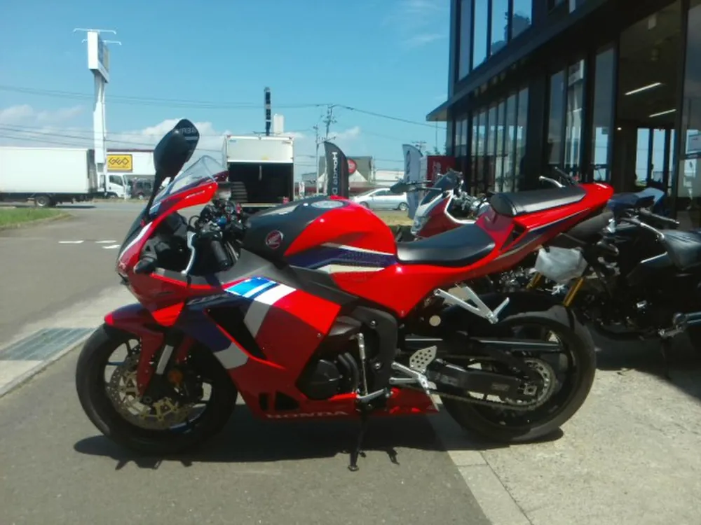Honda CBR600RR 2022, white / red / blue, фото 2