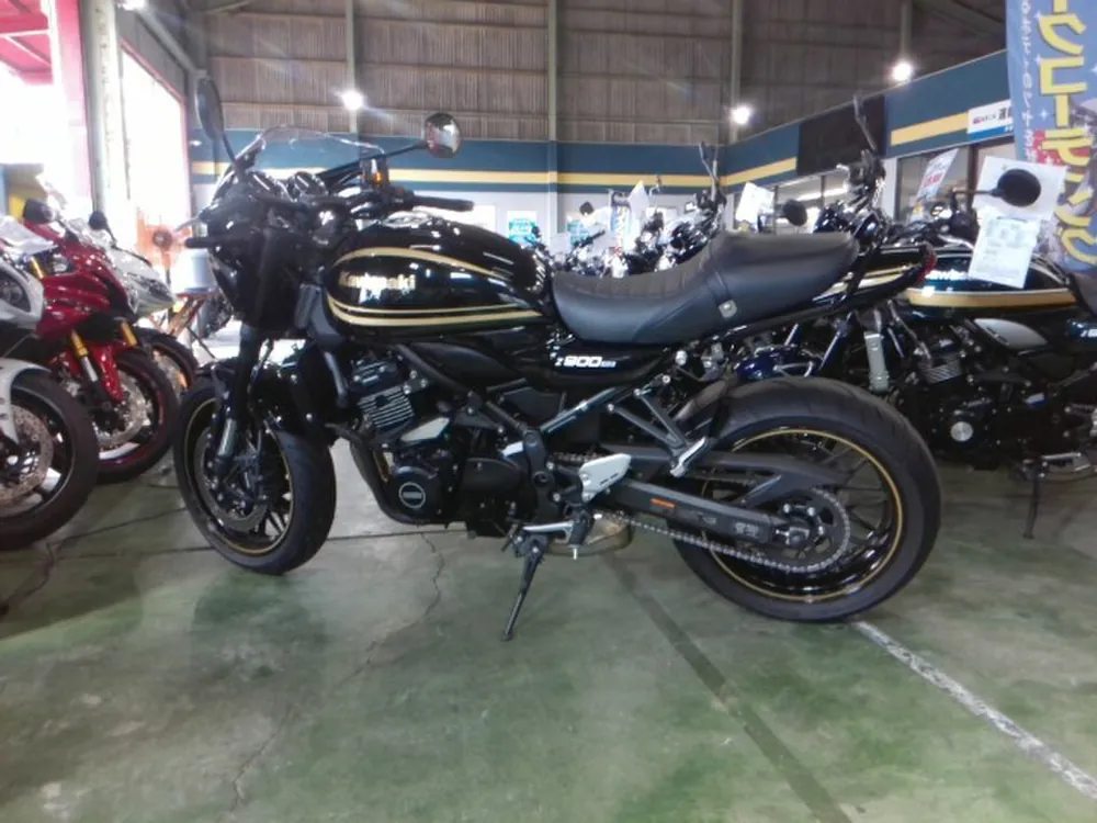 Kawasaki Z900RS 2023, чёрный, золотистый, фото 9