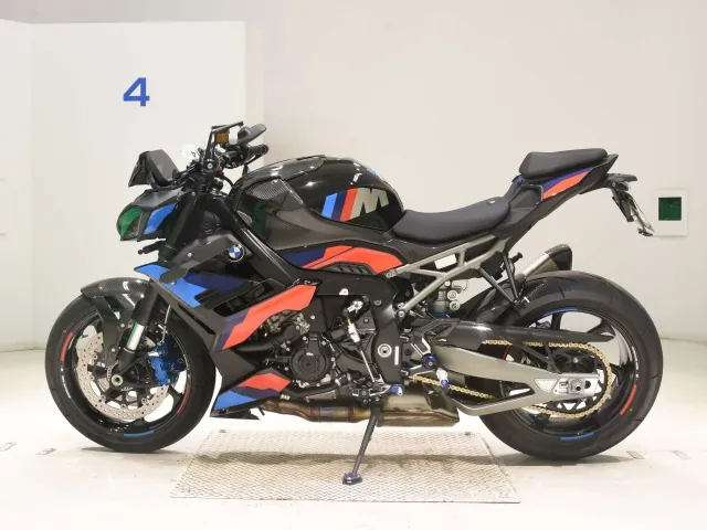 BMW M1000R 2026, чёрный, фото 2