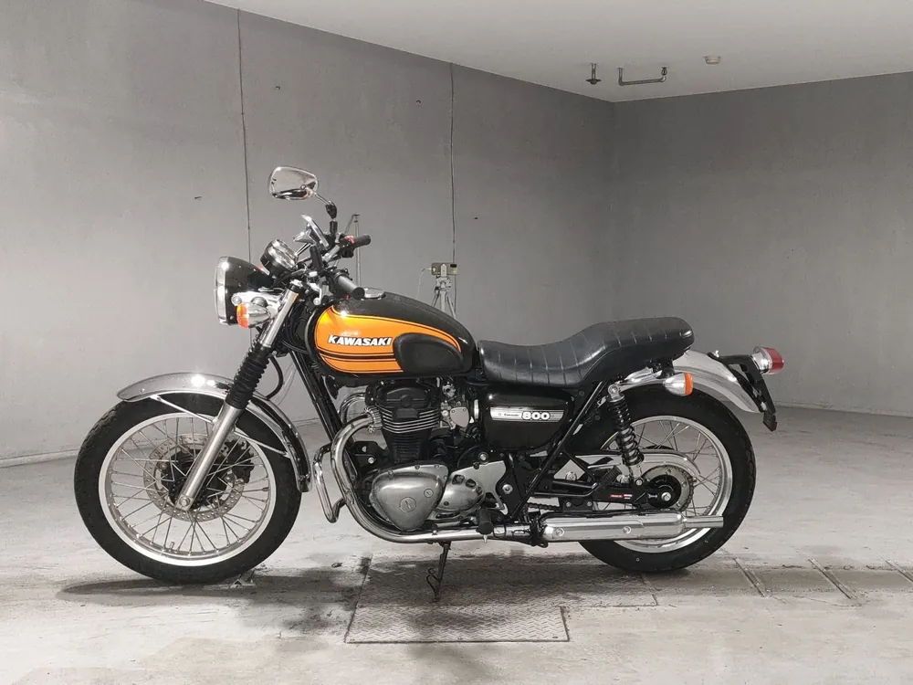 Kawasaki W800 2018, чёрный, оранжевый, фото 2