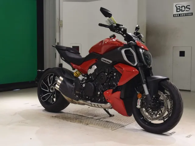 Ducati Diavel V4 2026, красный, фото 3
