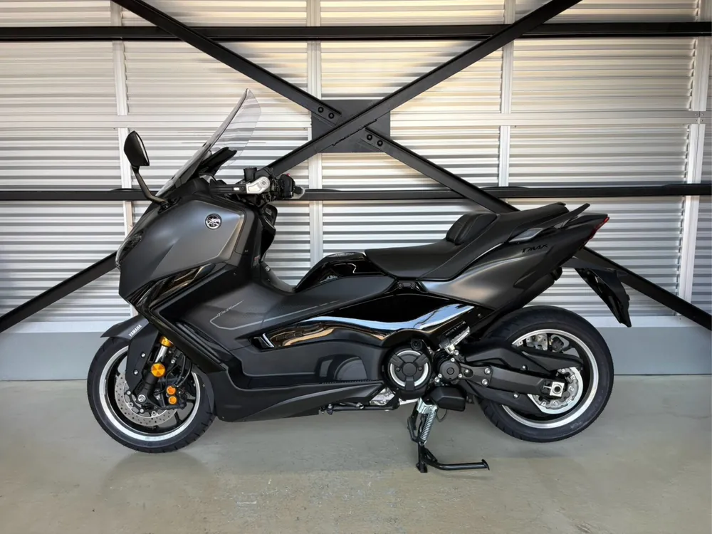 Yamaha T-Max560T 2026, серый, чёрный, фото 2