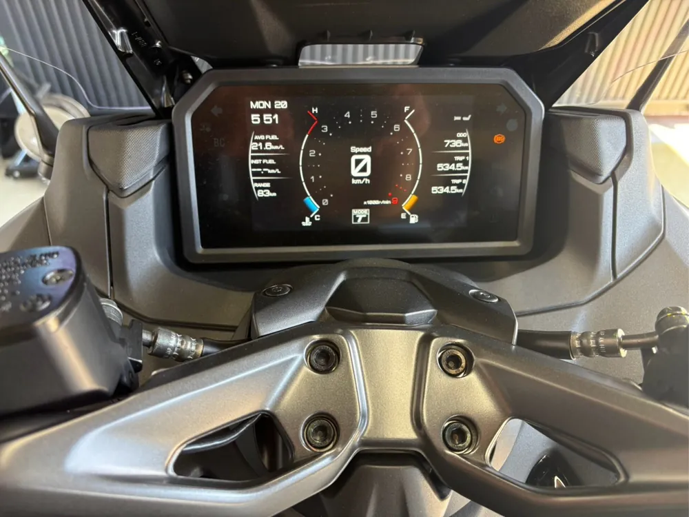 Yamaha T-Max560T 2026, серый, чёрный, фото 3