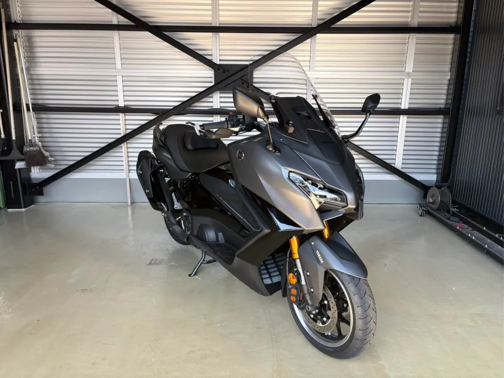 Yamaha T-Max560T 2026, серый, чёрный, фото 4