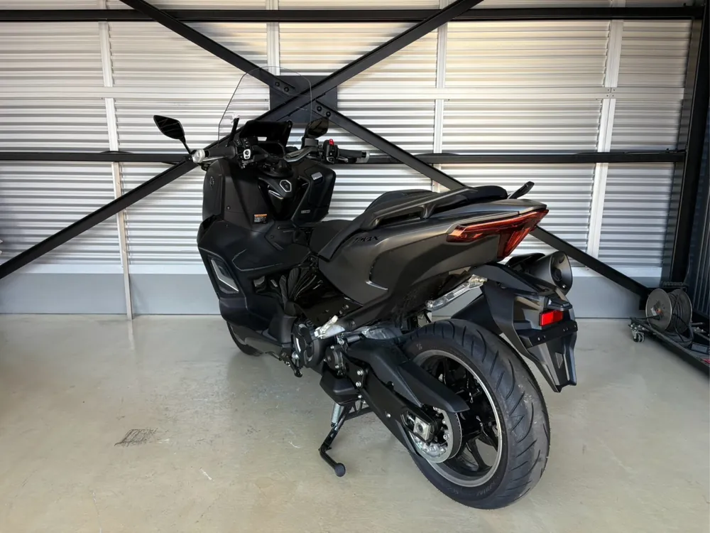 Yamaha T-Max560T 2026, серый, чёрный, фото 5