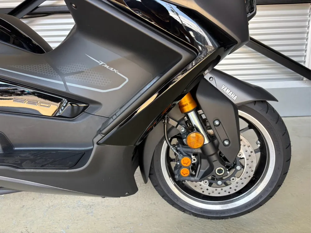 Yamaha T-Max560T 2026, серый, чёрный, фото 7