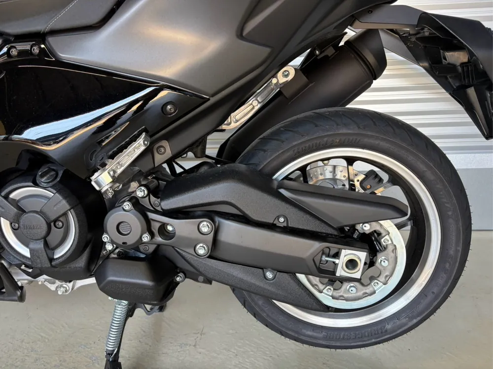 Yamaha T-Max560T 2026, серый, чёрный, фото 10