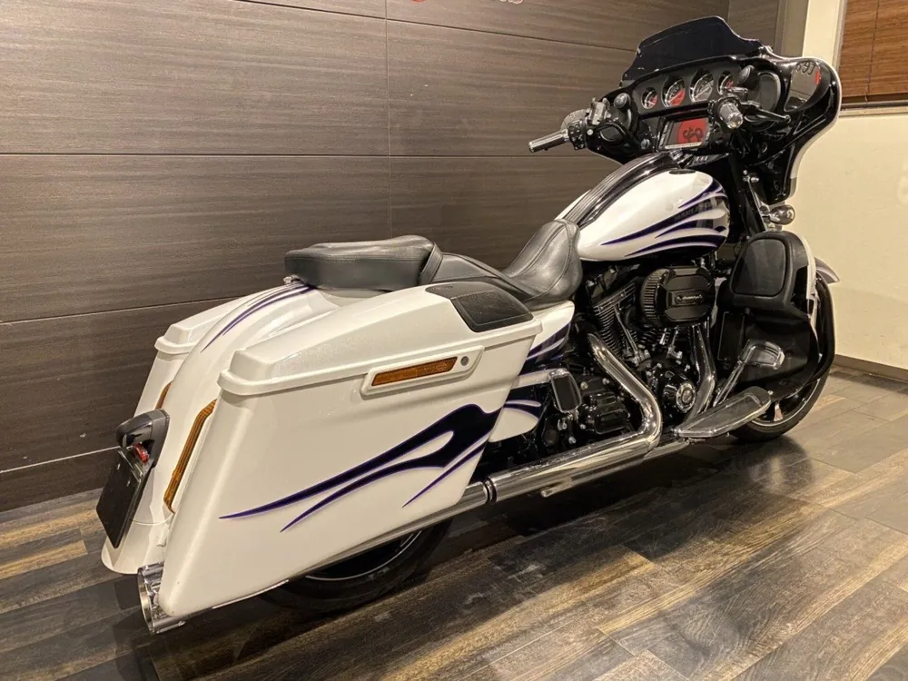 Harley-Davidson FLHXSE1800CVO 2016, white / black, фото 3