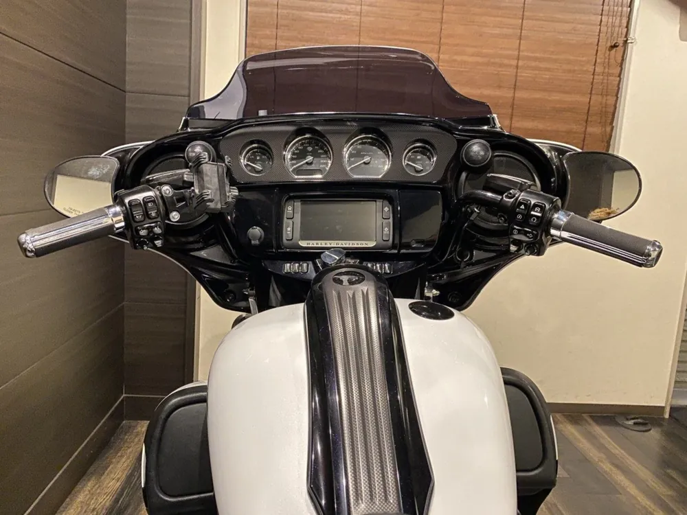 Harley-Davidson FLHXSE1800CVO 2016, white / black, фото 6