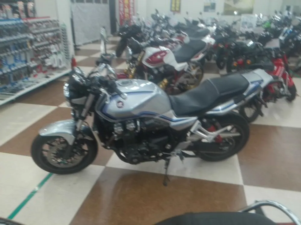 Honda CB1300 2024, серебристый, фото 2