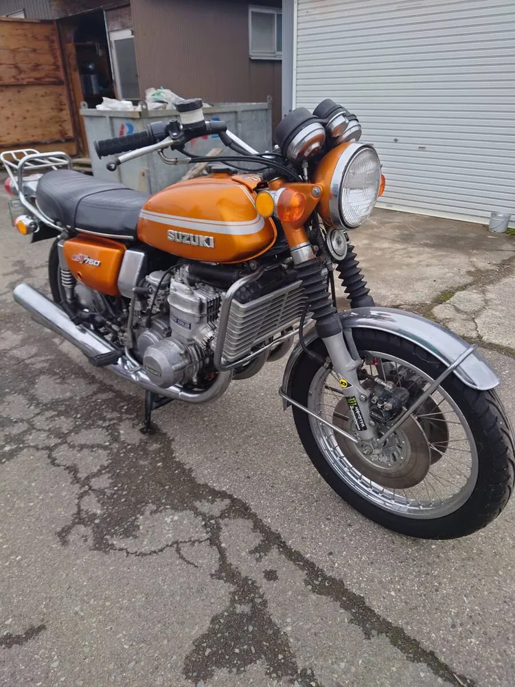 Suzuki GT750 1975: «Водяной буйвол» — первый японский мотоцикл с водяным охлаждением — 1,12 млн ₽ с аукциона Японии