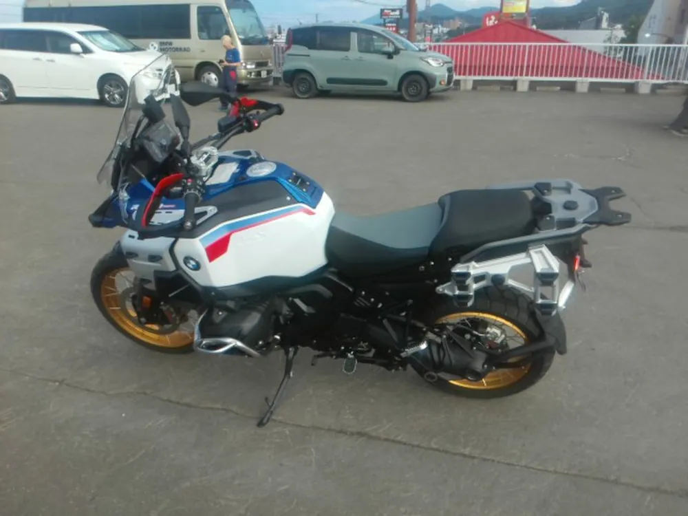 BMW R1300Gs Adv Asa 2026, white / red / blue, фото 2