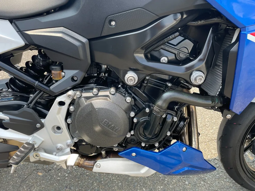 BMW F900R Base 2024, white / blue, фото 8