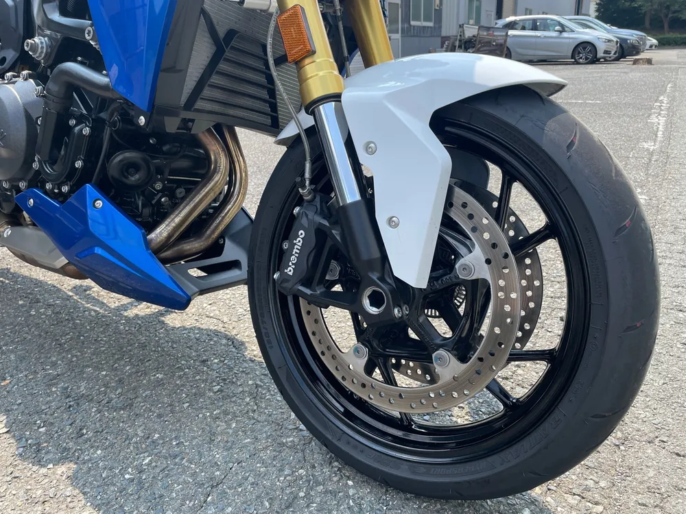 BMW F900R Base 2024, white / blue, фото 9