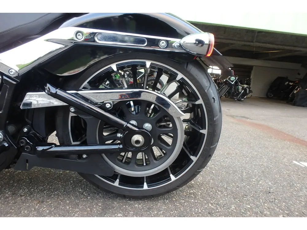 Harley-Davidson FXBR 2023, чёрный, фото 12