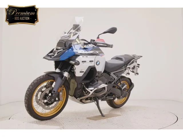 BMW R1300GS Adventure 2025, white | red | blue, фото 4